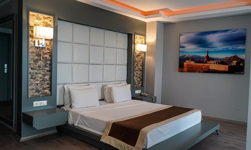 Pasaport Pier Hotel