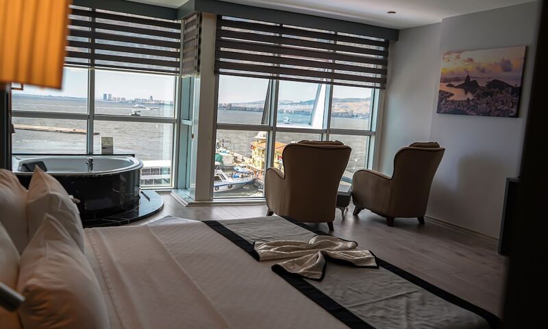 Pasaport Pier Hotel