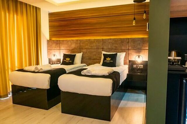 Crown Salamis Hotel 