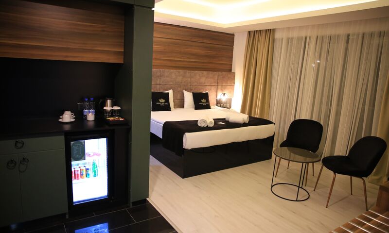 Crown Salamis Hotel 
