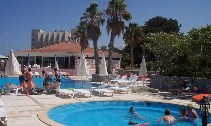 La Hotel & Resort