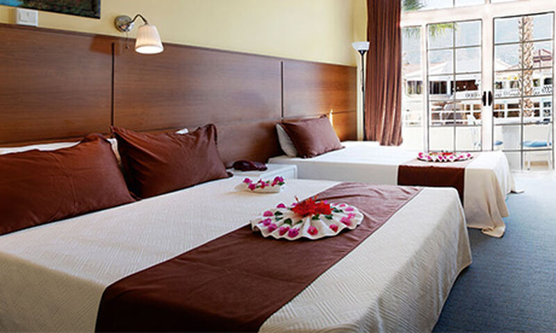 La Hotel & Resort