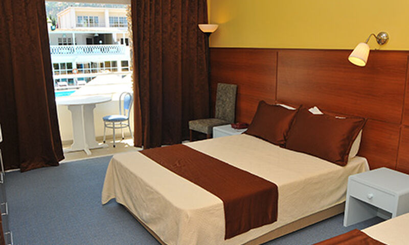 La Hotel & Resort
