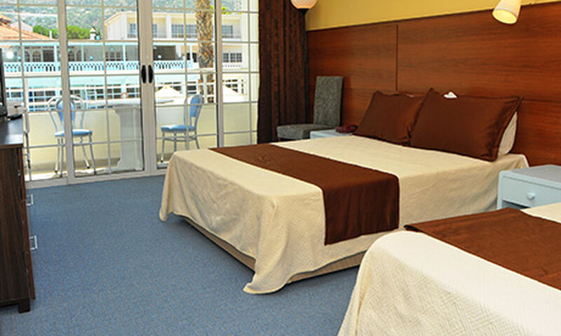 La Hotel & Resort