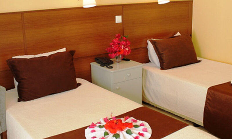 La Hotel & Resort