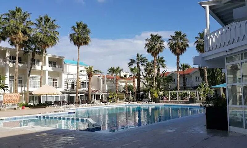 La Hotel & Resort