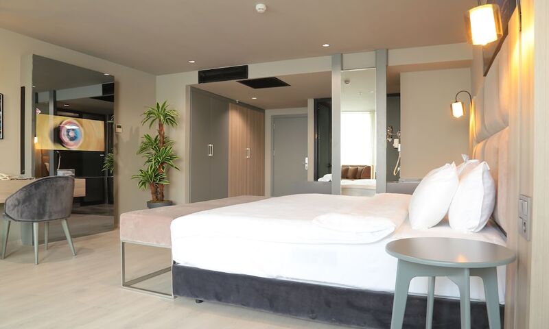Pasaport Pier Hotel
